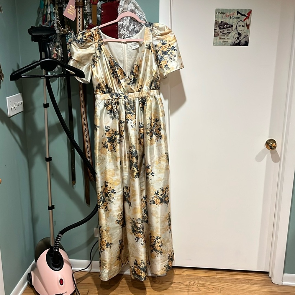 Beautiful butter-yellow, floral Anthropologie gown with pockets 💛!